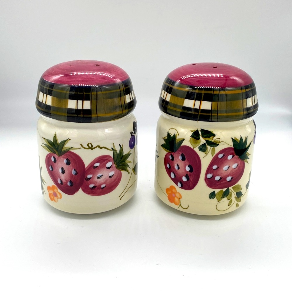 Salt &‎ Pepper Set
Strawberry Plaid
by ONEIDA